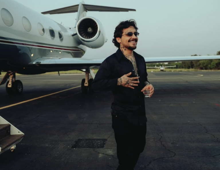 Christian Nodal pierde los derechos de su nombre